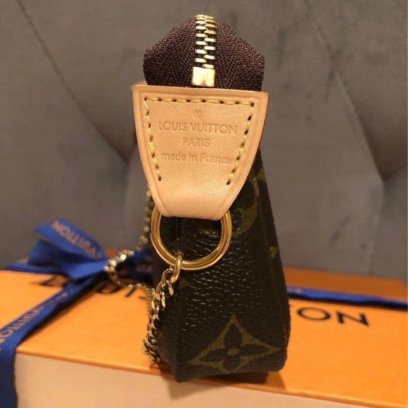 ⭐SOLD⭐ Louis Vuitton Monogram Mini Pochette - Picture 4 of 8